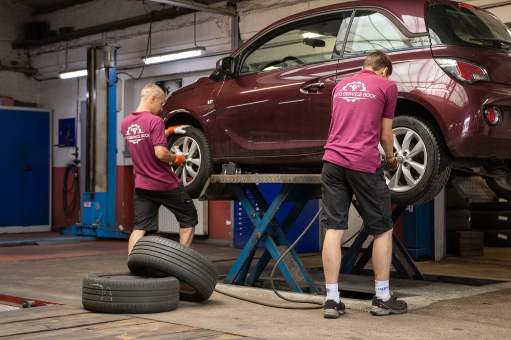 Bild eines Arbeiters am Auto